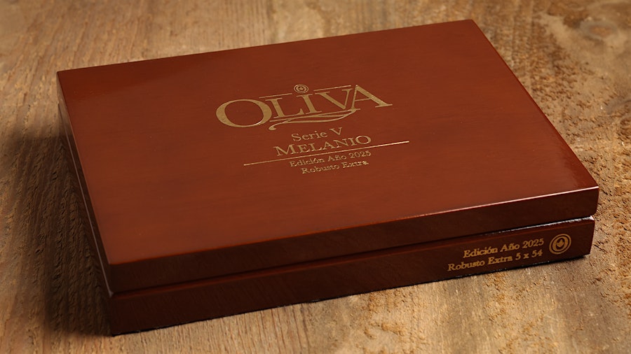 Oliva Serie V Melanio Edicion Ano 2025