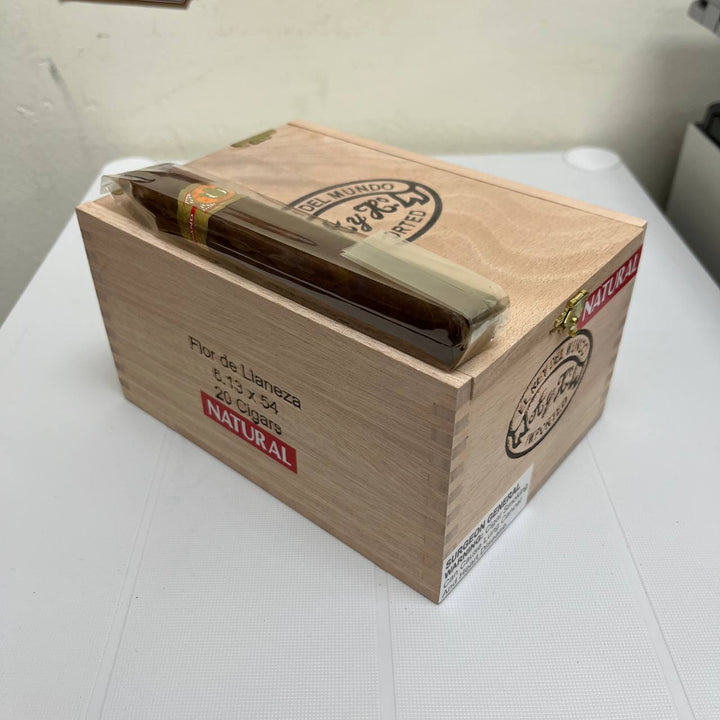 El Rey Del Mundo Natural Flor de Llaneza Pyramid