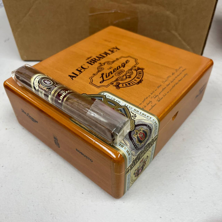 Alec Bradley The Lineage Robusto