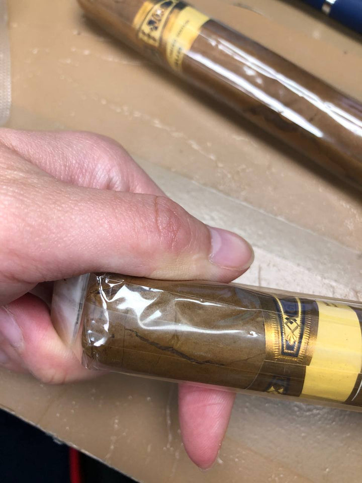 Hoyo De Monterrey Excalibur #1 Natural Churchill Damaged